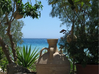 aardewerk vaas op een terras aan de zuidkust van Kreta
